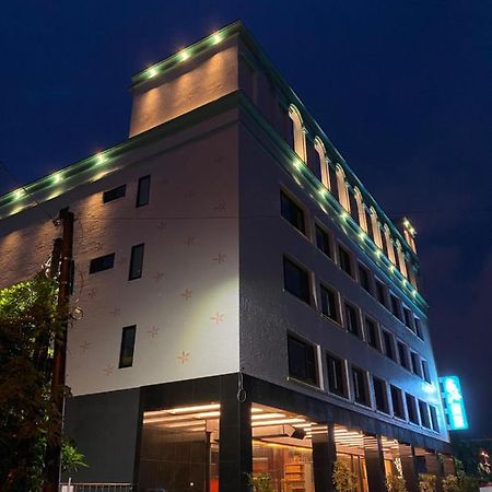 Weifeng Boutique Business Hotel - Zhanqian Branch Pingtung Bagian luar foto