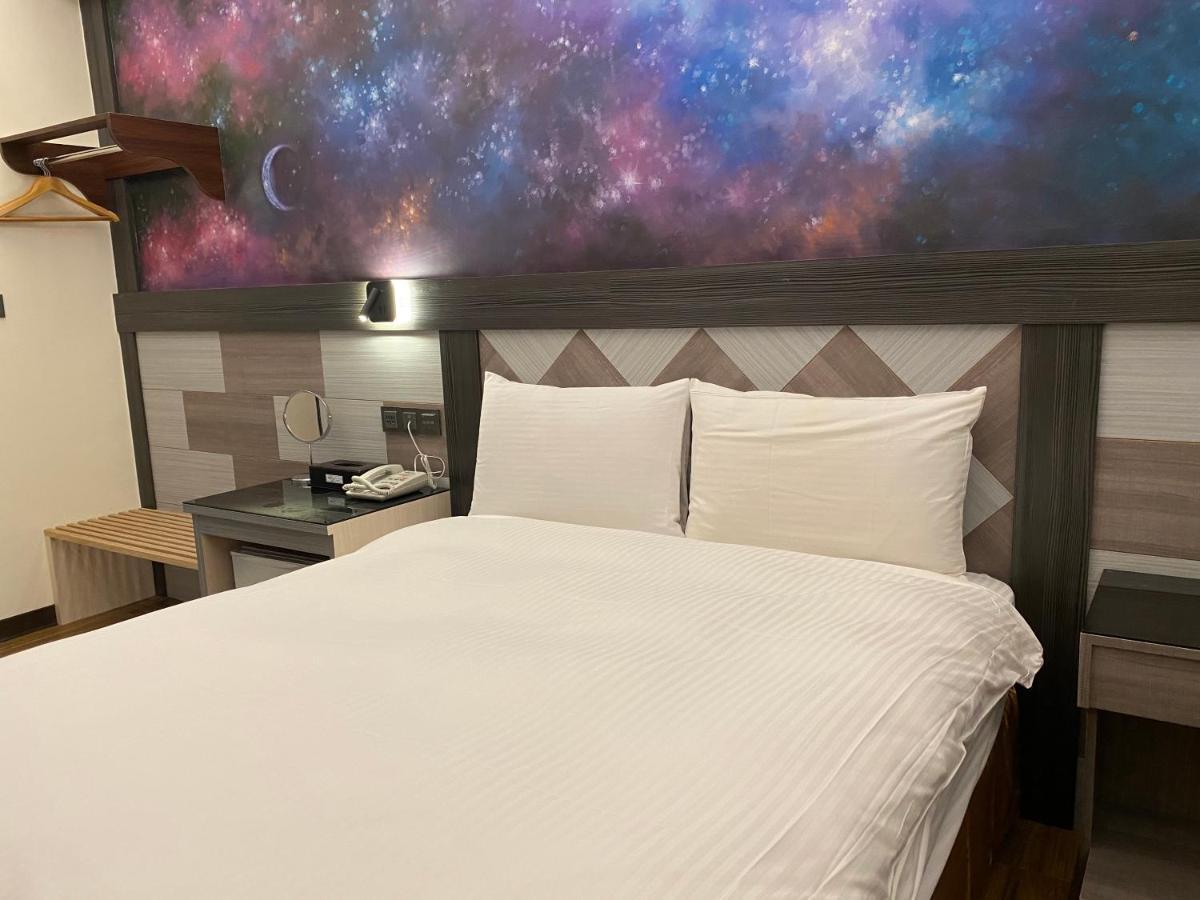 Weifeng Boutique Business Hotel - Zhanqian Branch Pingtung Bagian luar foto