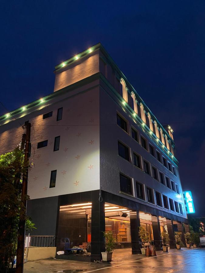 Weifeng Boutique Business Hotel - Zhanqian Branch Pingtung Bagian luar foto
