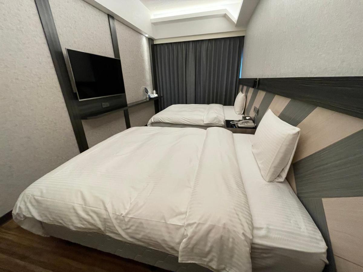 Weifeng Boutique Business Hotel - Zhanqian Branch Pingtung Bagian luar foto
