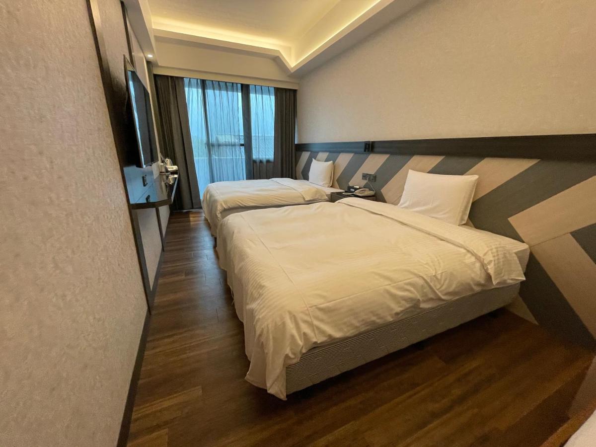 Weifeng Boutique Business Hotel - Zhanqian Branch Pingtung Bagian luar foto