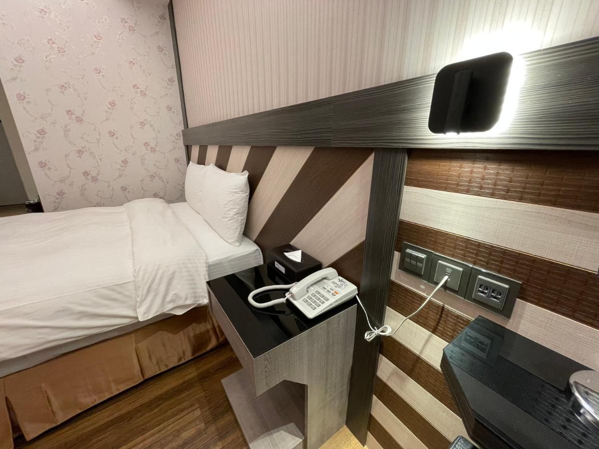Weifeng Boutique Business Hotel - Zhanqian Branch Pingtung Bagian luar foto