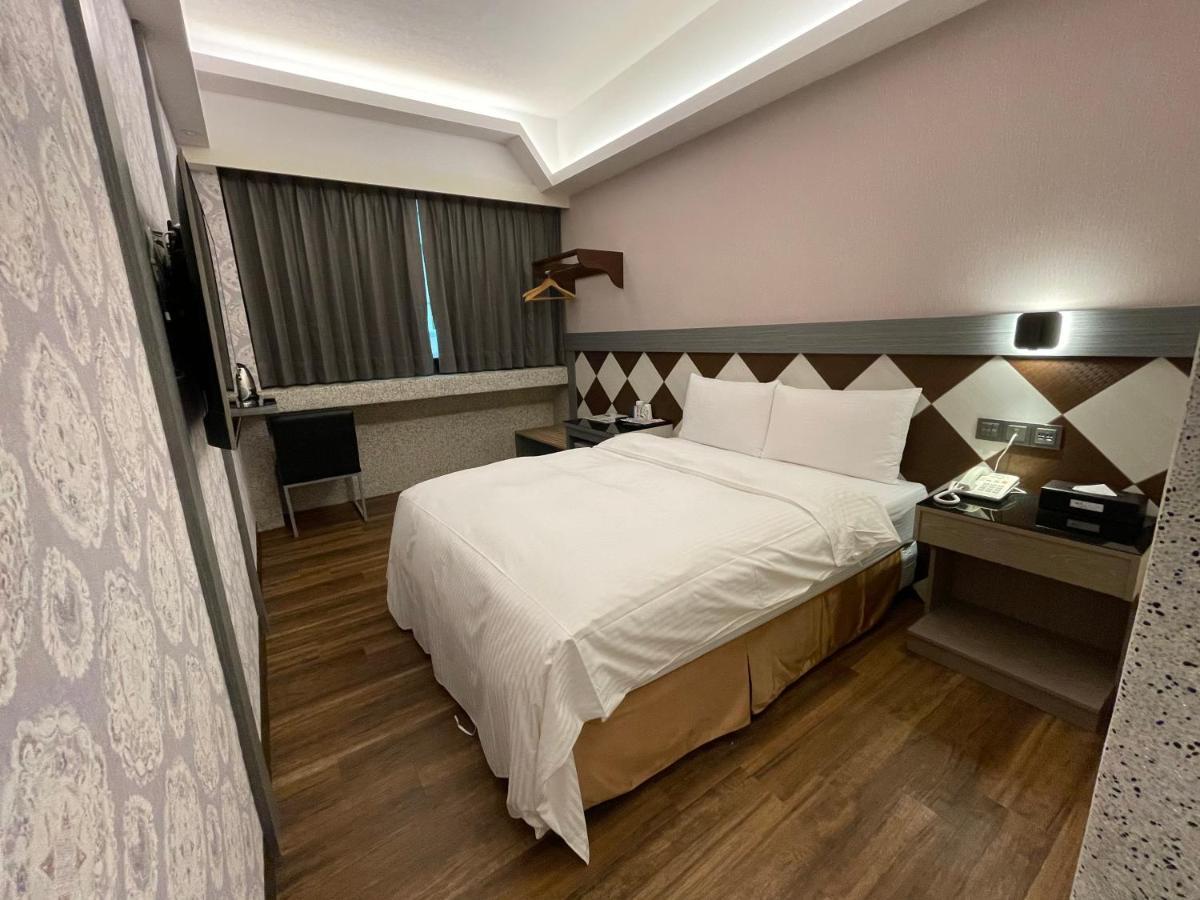 Weifeng Boutique Business Hotel - Zhanqian Branch Pingtung Bagian luar foto