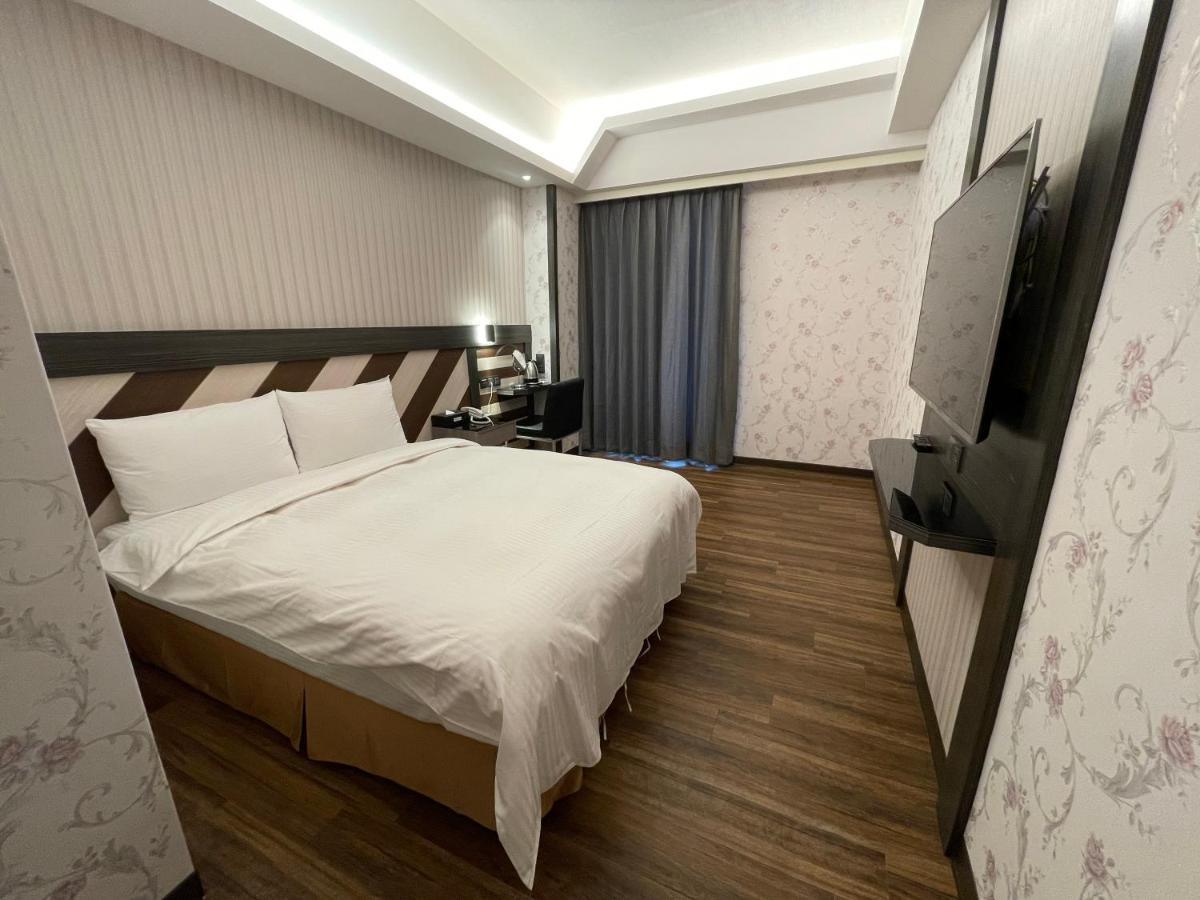 Weifeng Boutique Business Hotel - Zhanqian Branch Pingtung Bagian luar foto