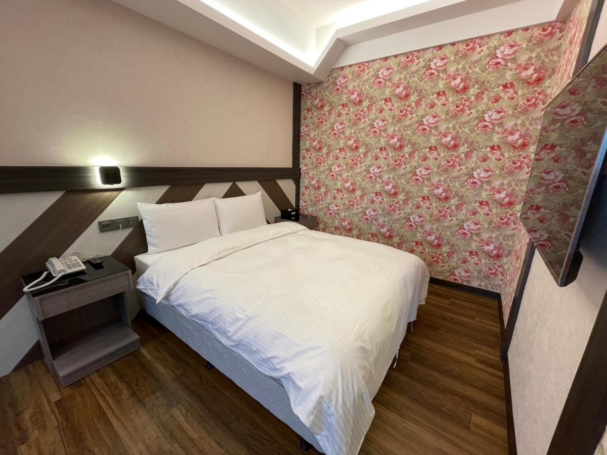 Weifeng Boutique Business Hotel - Zhanqian Branch Pingtung Bagian luar foto