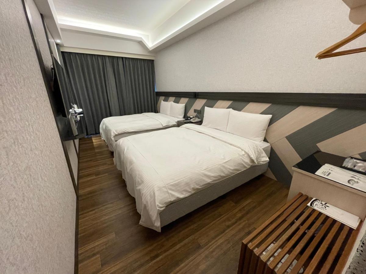 Weifeng Boutique Business Hotel - Zhanqian Branch Pingtung Bagian luar foto