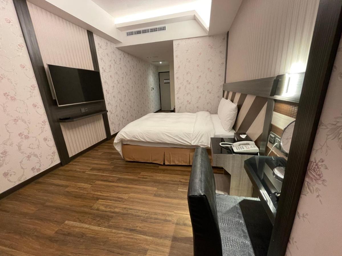 Weifeng Boutique Business Hotel - Zhanqian Branch Pingtung Bagian luar foto