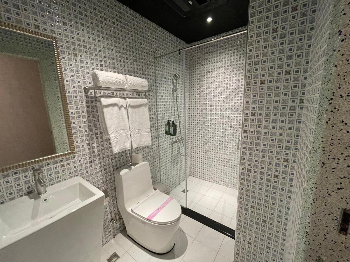 Weifeng Boutique Business Hotel - Zhanqian Branch Pingtung Bagian luar foto