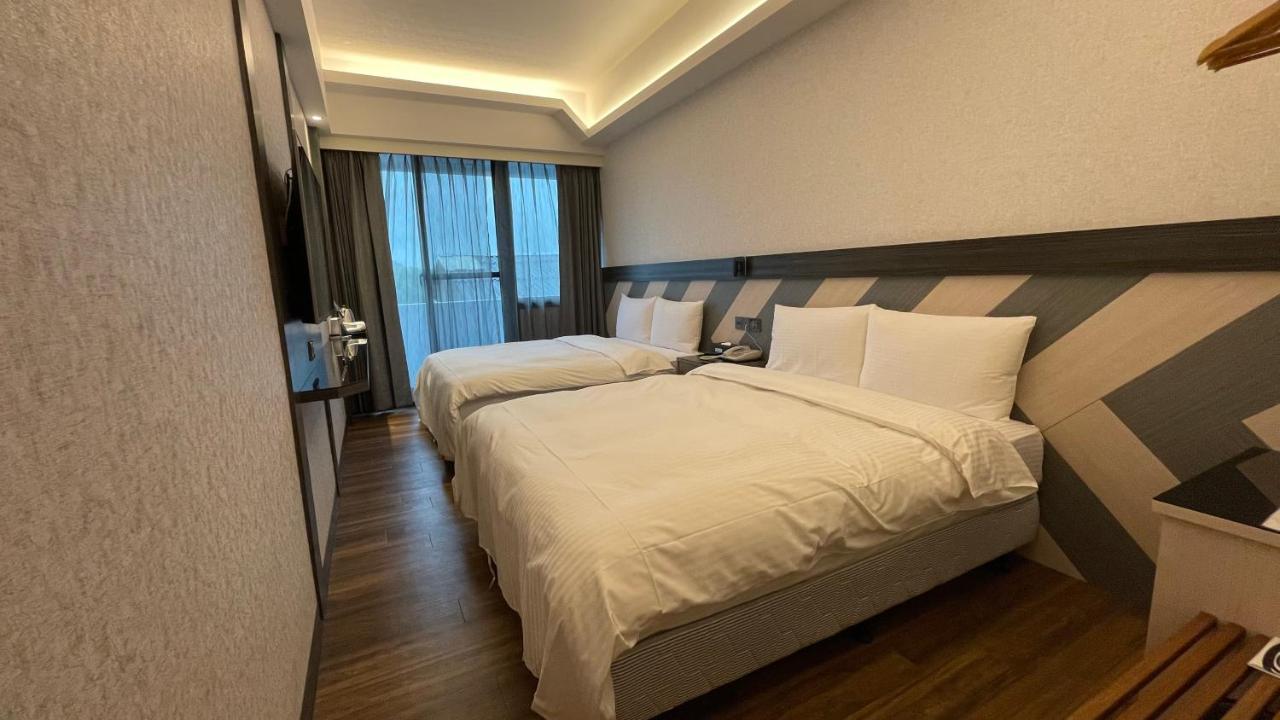 Weifeng Boutique Business Hotel - Zhanqian Branch Pingtung Bagian luar foto