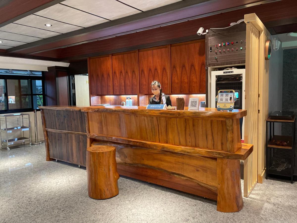 Weifeng Boutique Business Hotel - Zhanqian Branch Pingtung Bagian luar foto