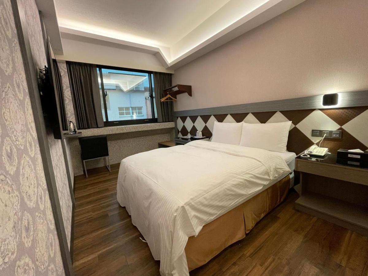 Weifeng Boutique Business Hotel - Zhanqian Branch Pingtung Bagian luar foto