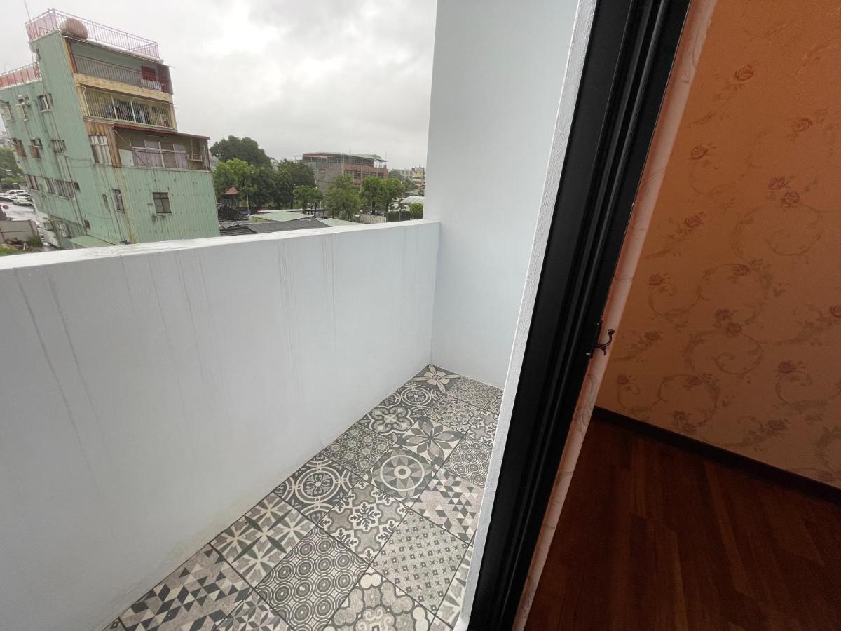 Weifeng Boutique Business Hotel - Zhanqian Branch Pingtung Bagian luar foto