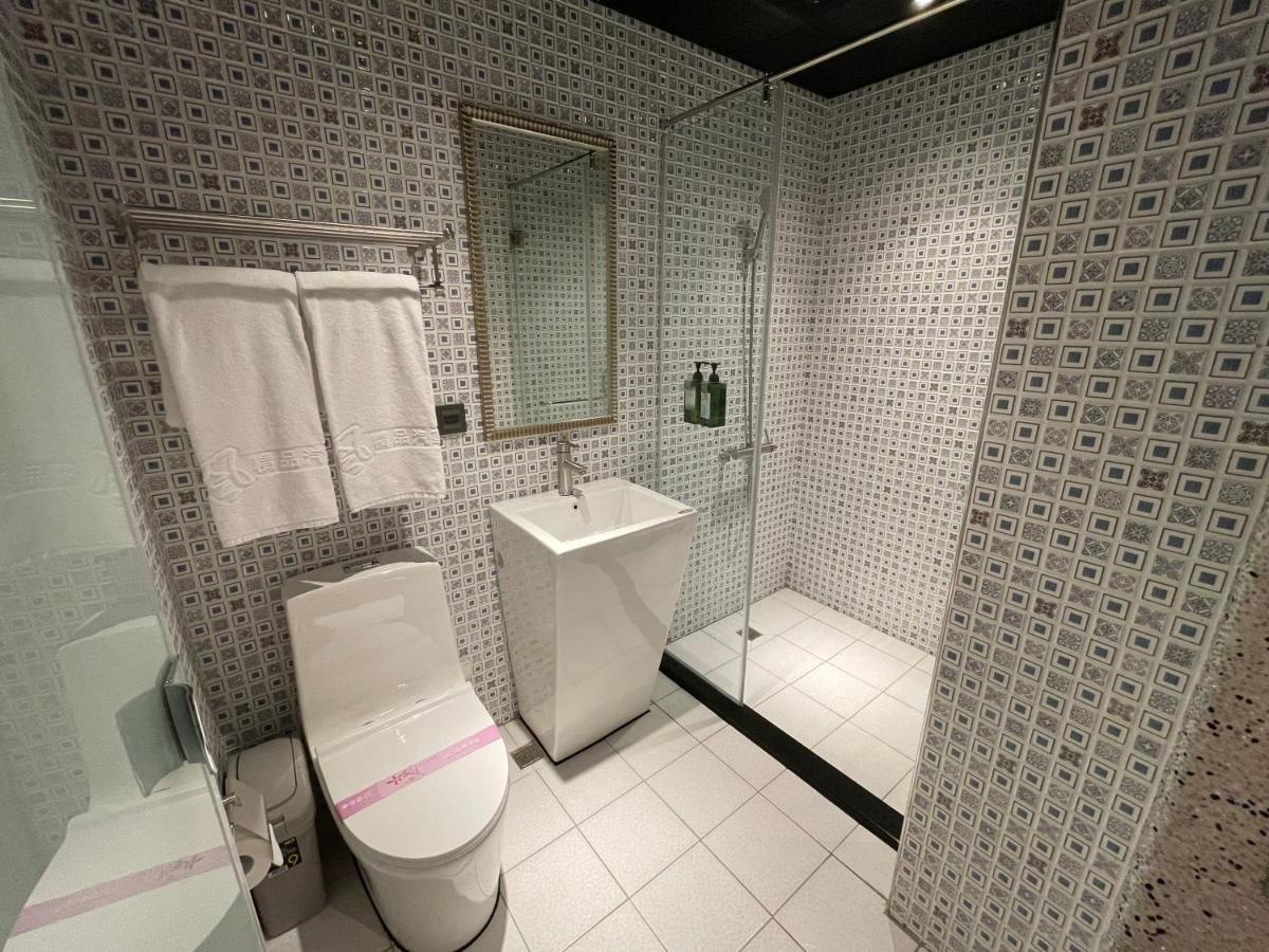Weifeng Boutique Business Hotel - Zhanqian Branch Pingtung Bagian luar foto