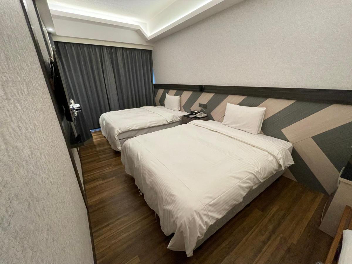 Weifeng Boutique Business Hotel - Zhanqian Branch Pingtung Bagian luar foto