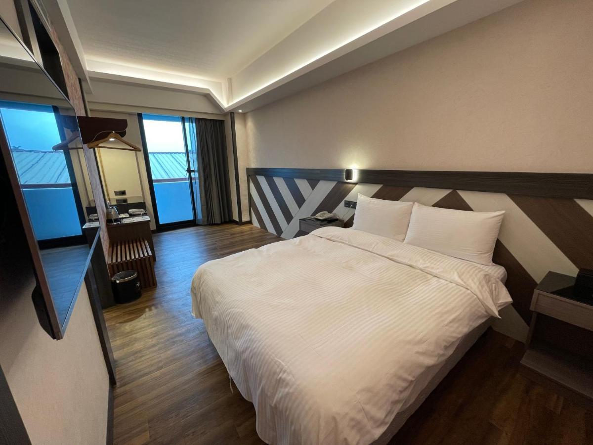 Weifeng Boutique Business Hotel - Zhanqian Branch Pingtung Bagian luar foto