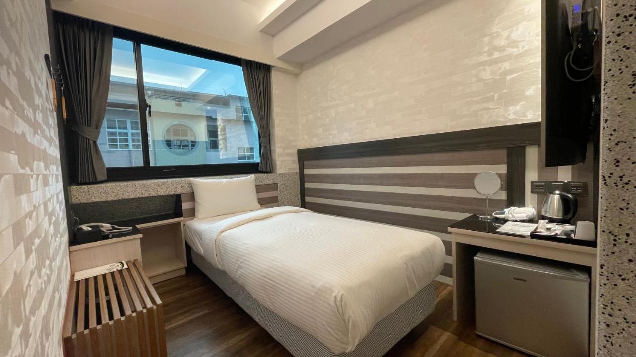 Weifeng Boutique Business Hotel - Zhanqian Branch Pingtung Bagian luar foto