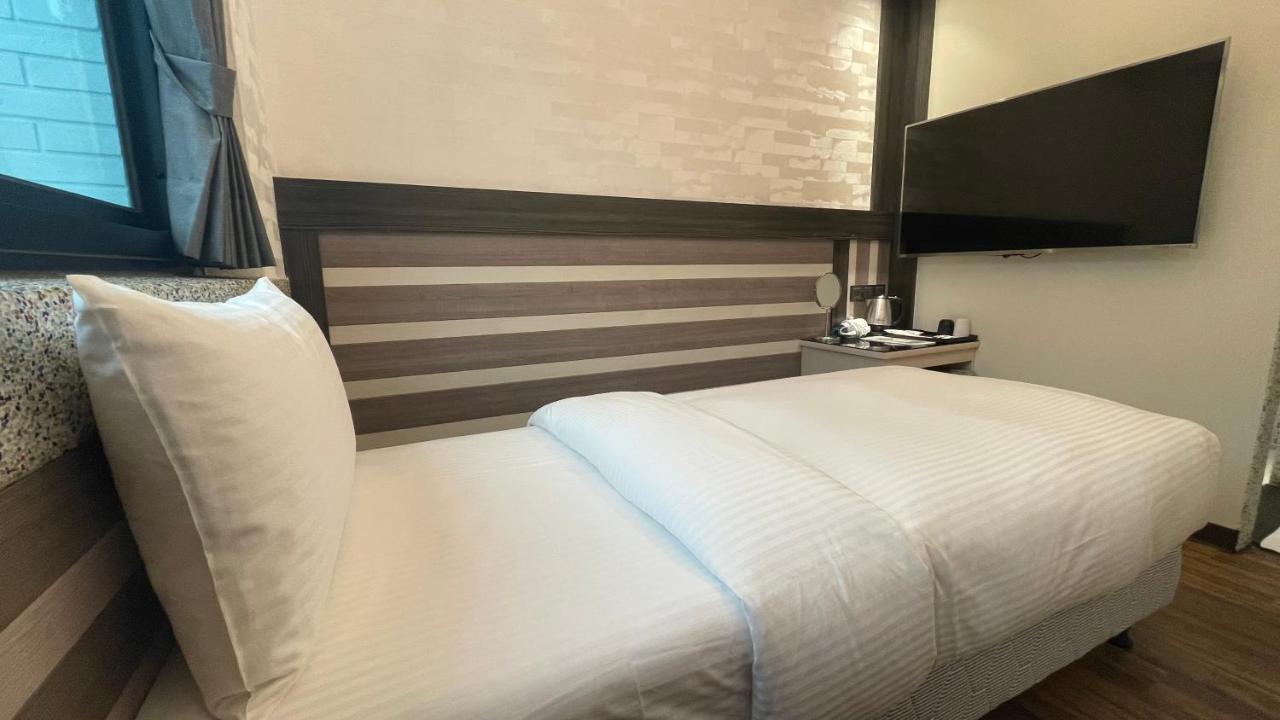 Weifeng Boutique Business Hotel - Zhanqian Branch Pingtung Bagian luar foto