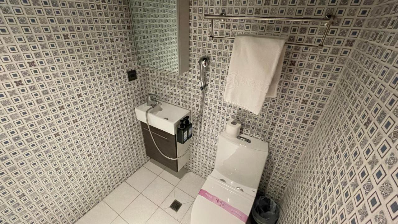 Weifeng Boutique Business Hotel - Zhanqian Branch Pingtung Bagian luar foto